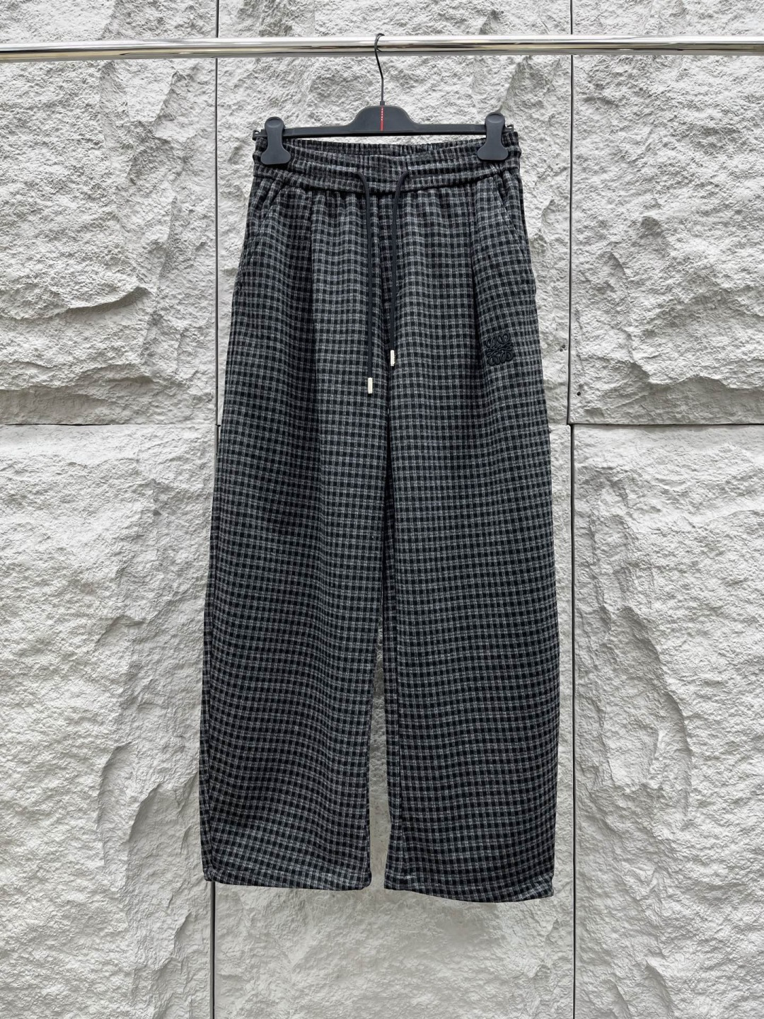 罗意威🔥🔥秋冬拉绒新款休闲裤，采用优质亲肤毛呢绒面料，超级舒适，面料极好亲肤舒适，整体轮廓版型设计完美，