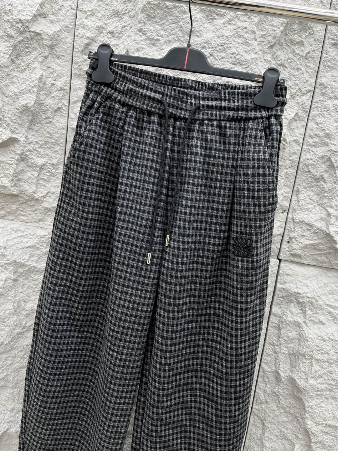 罗意威🔥🔥秋冬拉绒新款休闲裤，采用优质亲肤毛呢绒面料，超级舒适，面料极好亲肤舒适，整体轮廓版型设计完美，