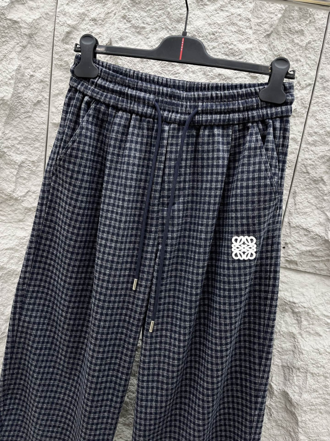 罗意威🔥🔥秋冬拉绒新款休闲裤，采用优质亲肤毛呢绒面料，超级舒适，面料极好亲肤舒适，整体轮廓版型设计完美，