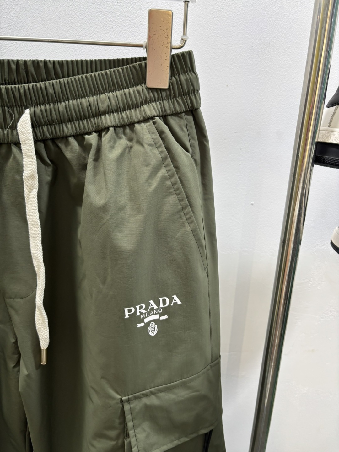 秋冬新款经典羽绒裤，每一处平均充绒，含90%鸭绒。🔥高档刺绣工艺🔥D内衬双层高密度面料完全不跑毛，也不会