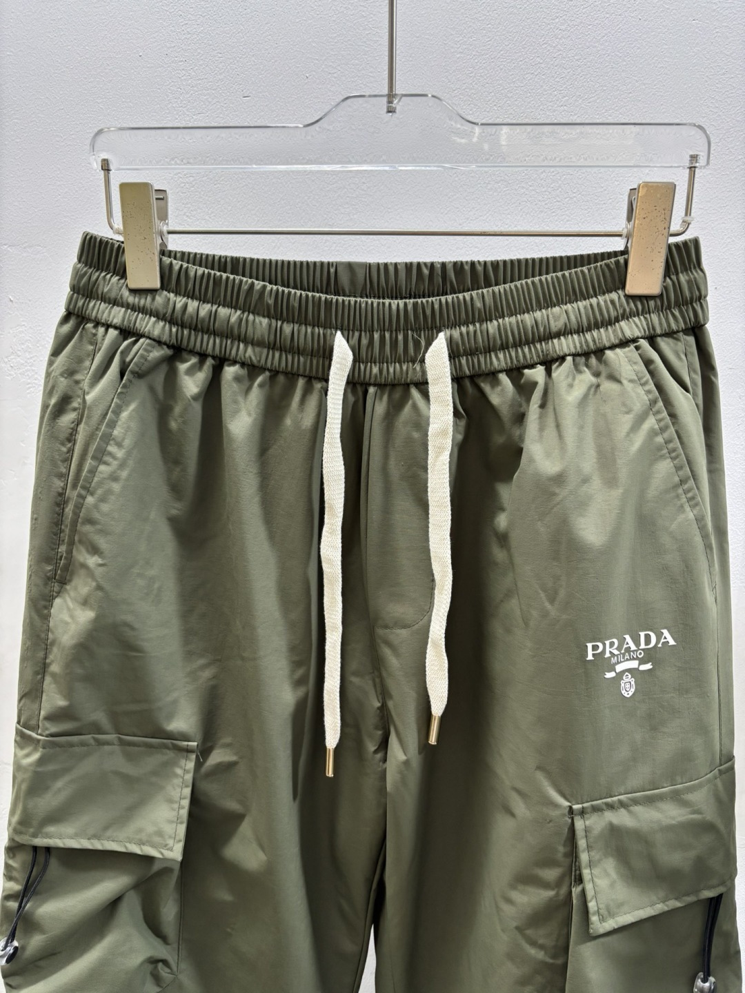 秋冬新款经典羽绒裤，每一处平均充绒，含90%鸭绒。🔥高档刺绣工艺🔥D内衬双层高密度面料完全不跑毛，也不会