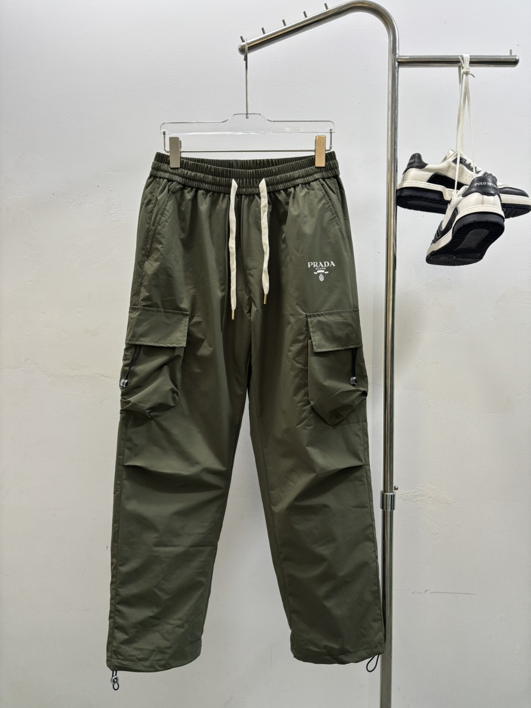 秋冬新款经典羽绒裤，每一处平均充绒，含90%鸭绒。🔥高档刺绣工艺🔥D内衬双层高密度面料完全不跑毛，也不会