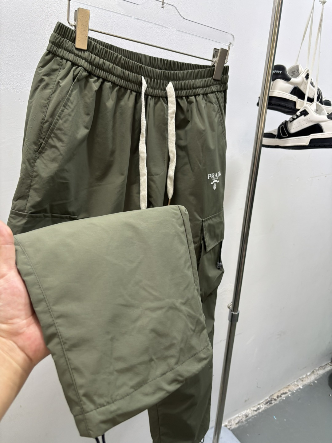 秋冬新款经典羽绒裤，每一处平均充绒，含90%鸭绒。🔥高档刺绣工艺🔥D内衬双层高密度面料完全不跑毛，也不会