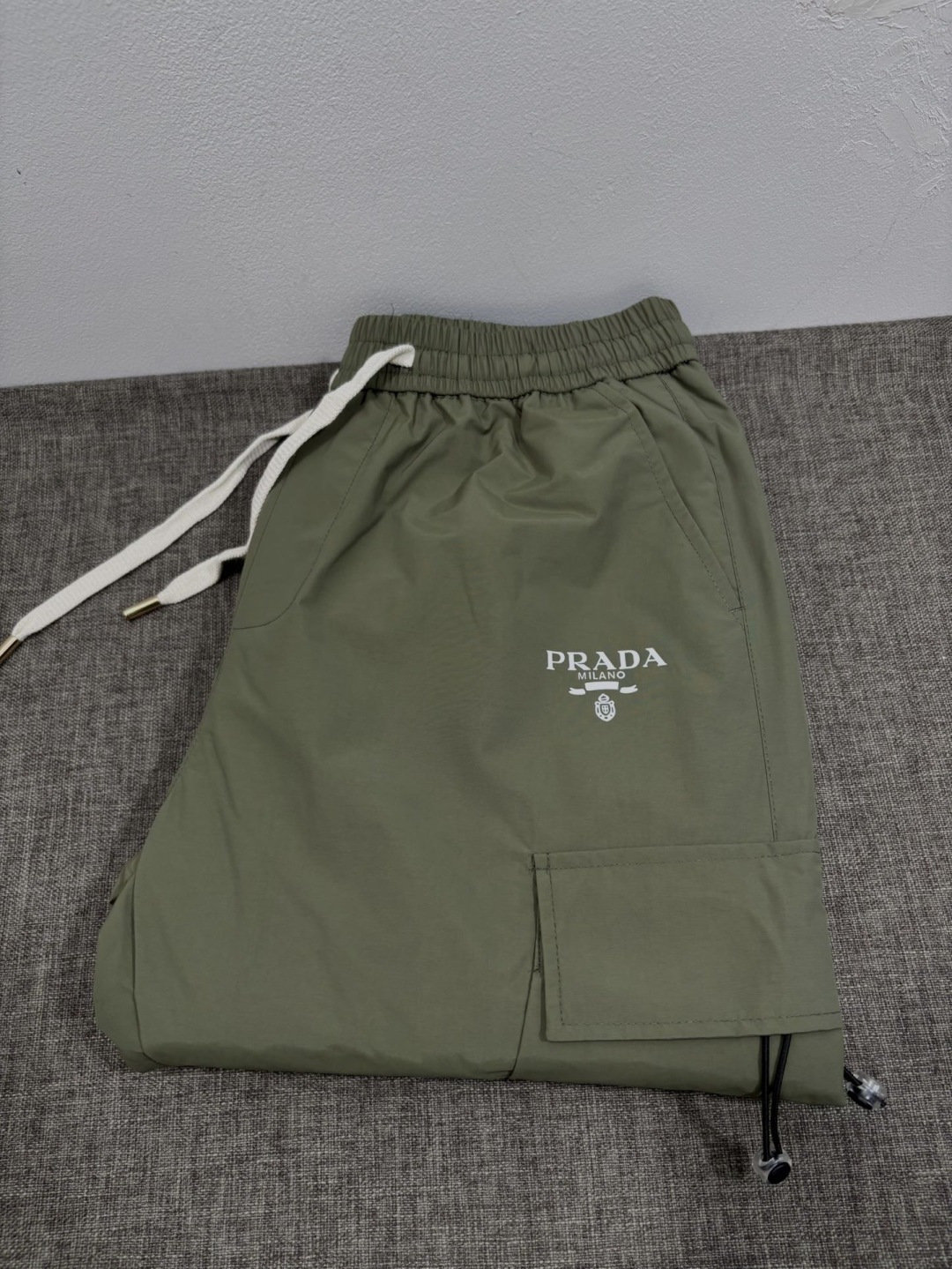 秋冬新款经典羽绒裤，每一处平均充绒，含90%鸭绒。🔥高档刺绣工艺🔥D内衬双层高密度面料完全不跑毛，也不会