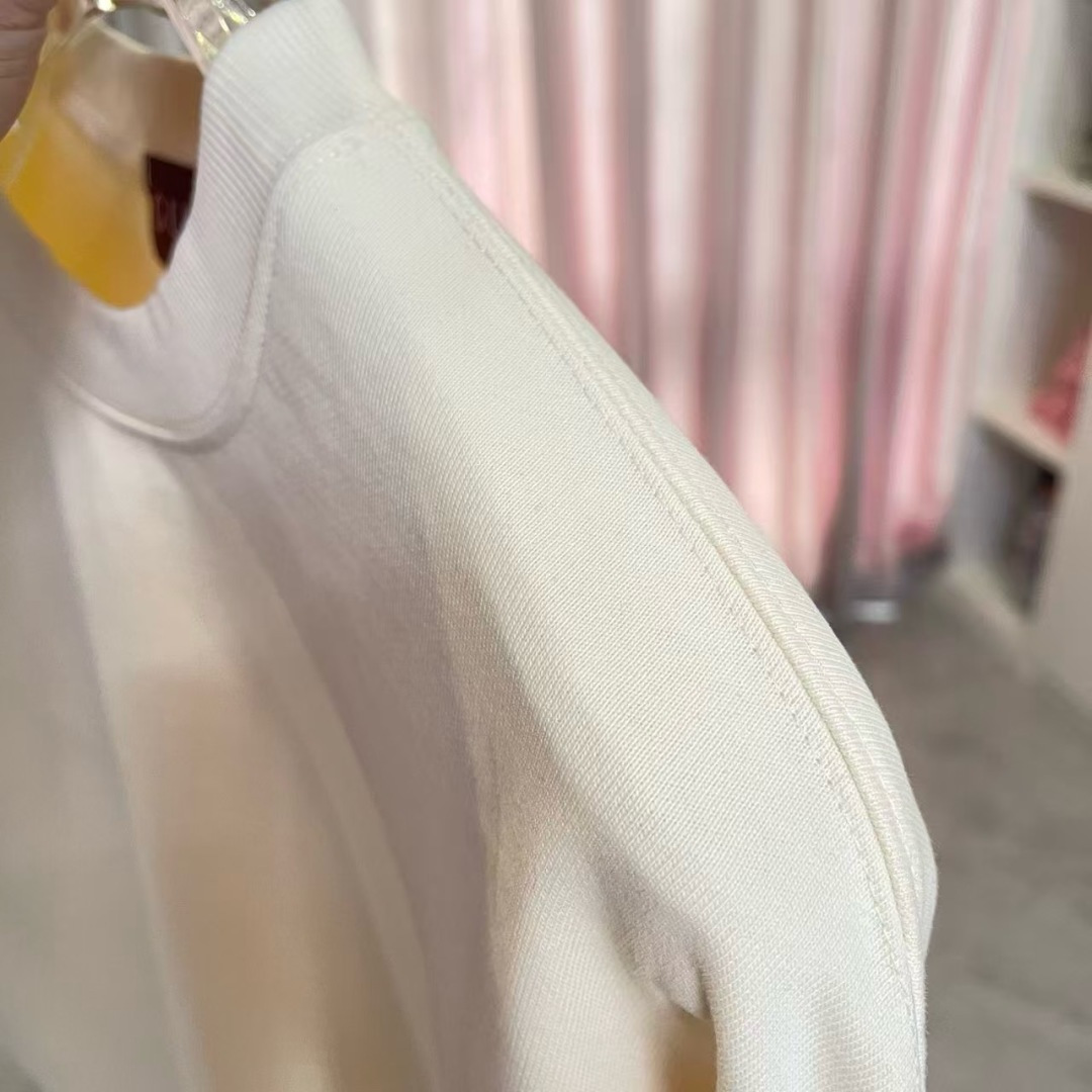 GUCC*2025秋冬新款 个性字母logo印花 定制面料400g 圆领卫衣 男女同款颜色：黑色 杏色 