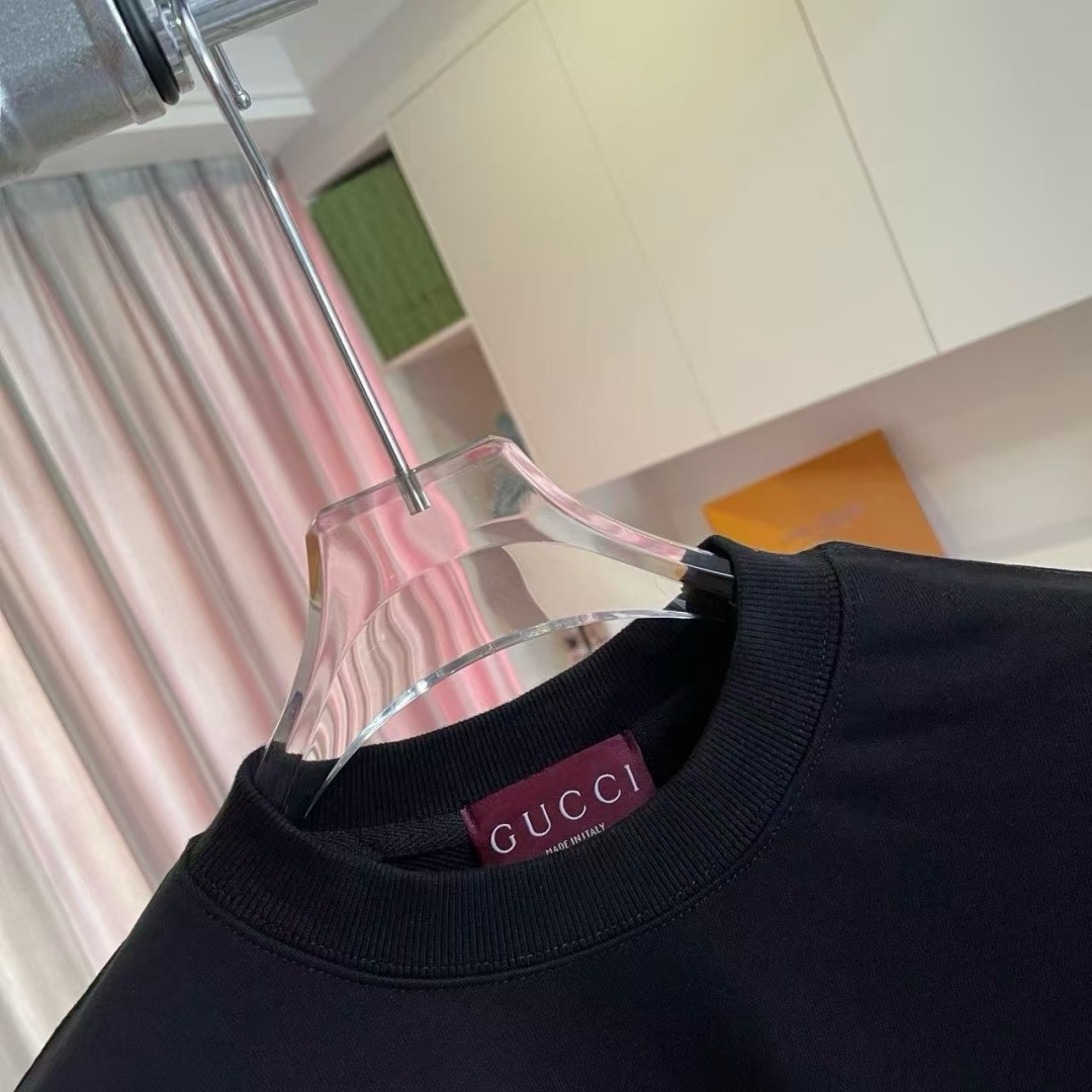 GUCC*2025秋冬新款 个性字母logo印花 定制面料400g 圆领卫衣 男女同款颜色：黑色 杏色 