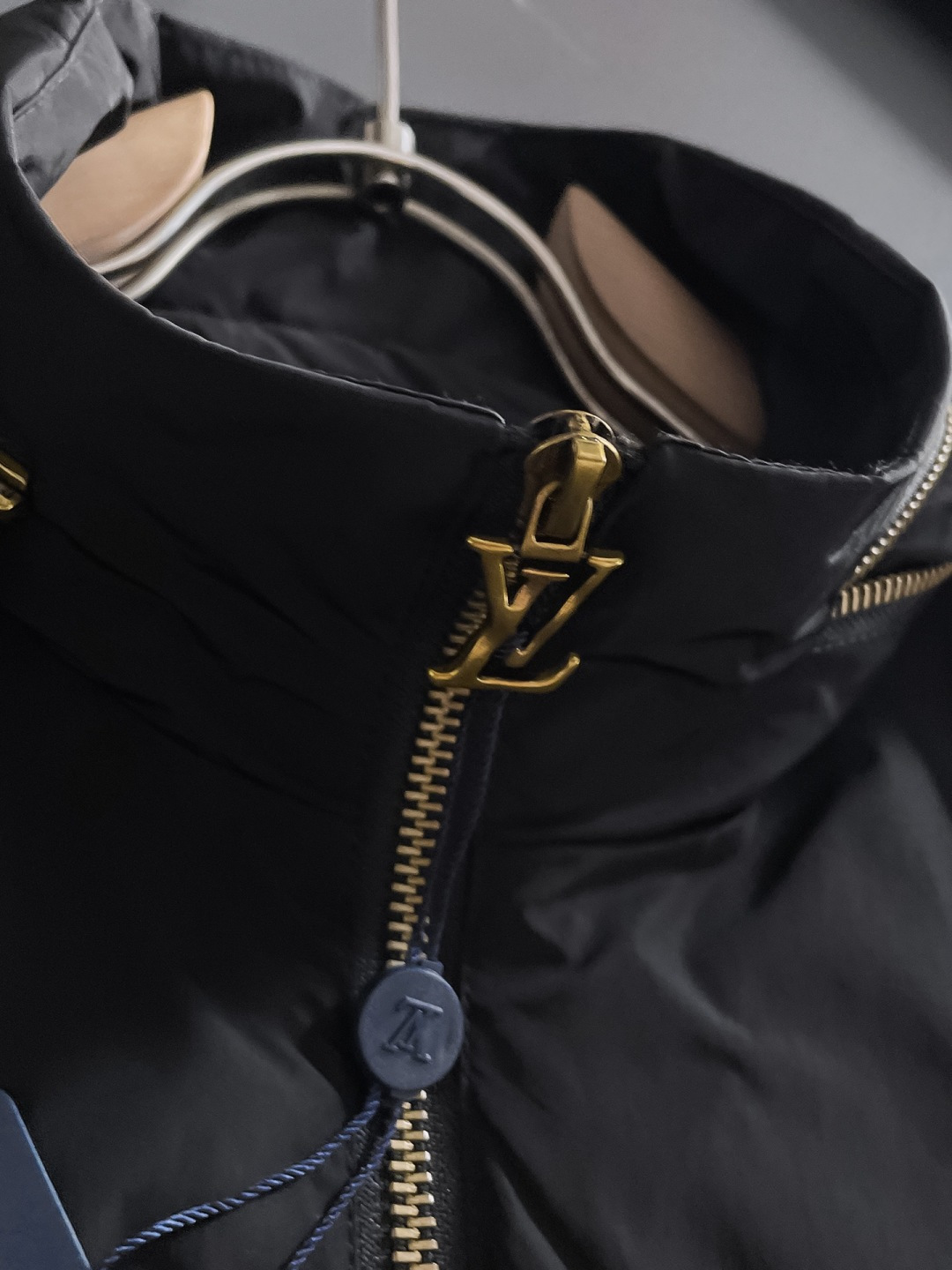 LV 2025秋季新款夹克外套，秀场新品‼品相非常完美，舒适保暖，三标齐全色泽饱满诱人，非常出彩的设计，