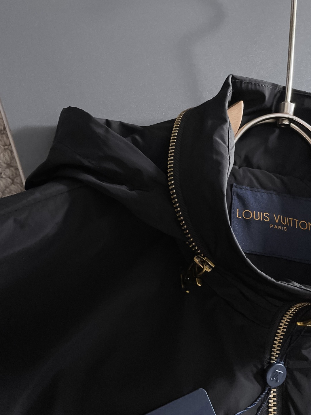 LV 2025秋季新款夹克外套，秀场新品‼品相非常完美，舒适保暖，三标齐全色泽饱满诱人，非常出彩的设计，