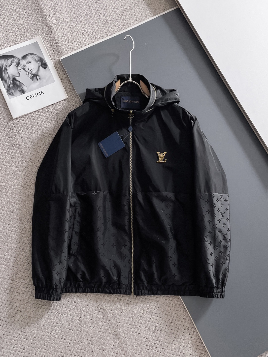 LV 2025秋季新款夹克外套，秀场新品‼品相非常完美，舒适保暖，三标齐全色泽饱满诱人，非常出彩的设计，