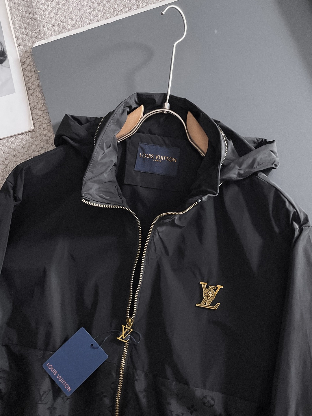 LV 2025秋季新款夹克外套，秀场新品‼品相非常完美，舒适保暖，三标齐全色泽饱满诱人，非常出彩的设计，