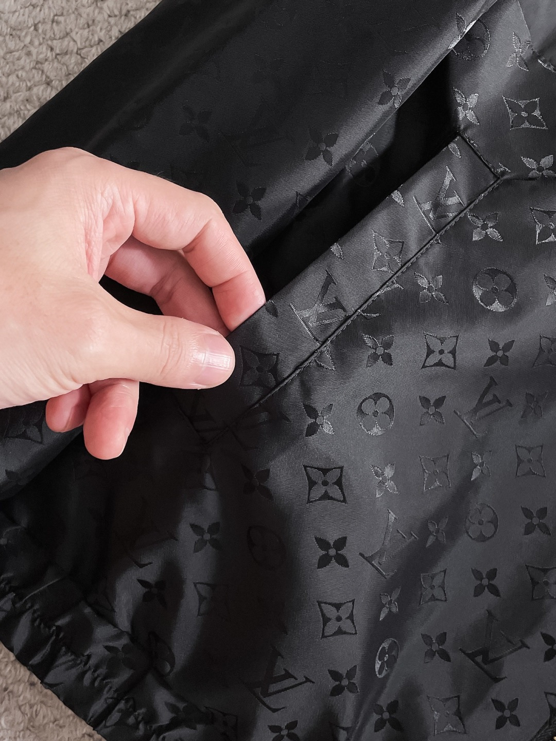 LV 2025秋季新款夹克外套，秀场新品‼品相非常完美，舒适保暖，三标齐全色泽饱满诱人，非常出彩的设计，