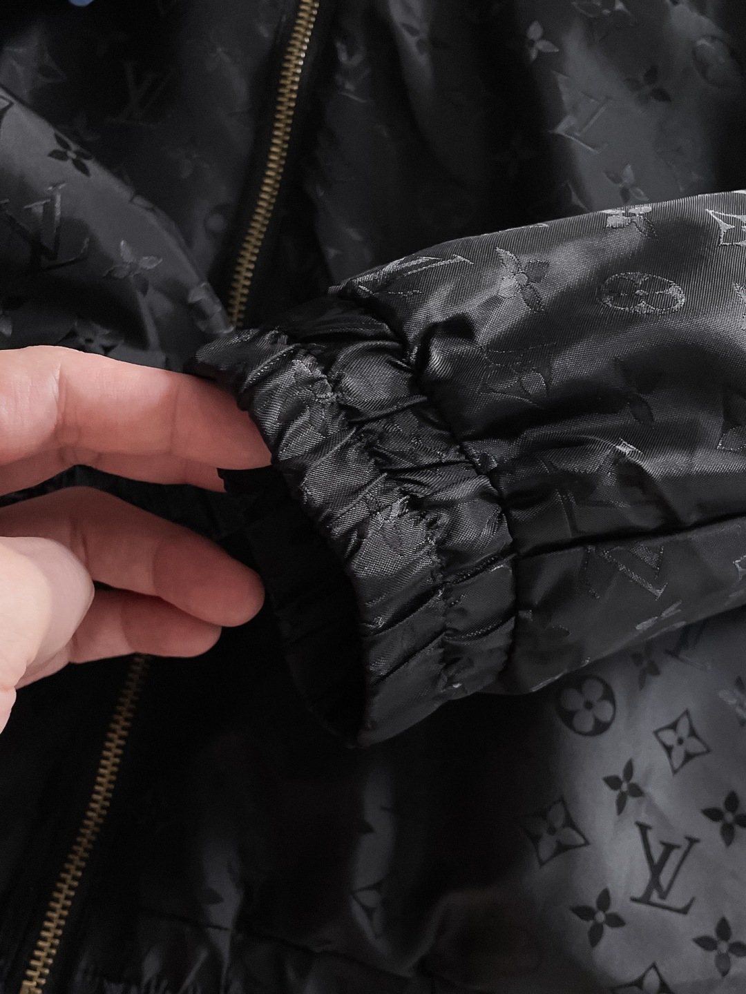 LV 2025秋季新款夹克外套，秀场新品‼品相非常完美，舒适保暖，三标齐全色泽饱满诱人，非常出彩的设计，