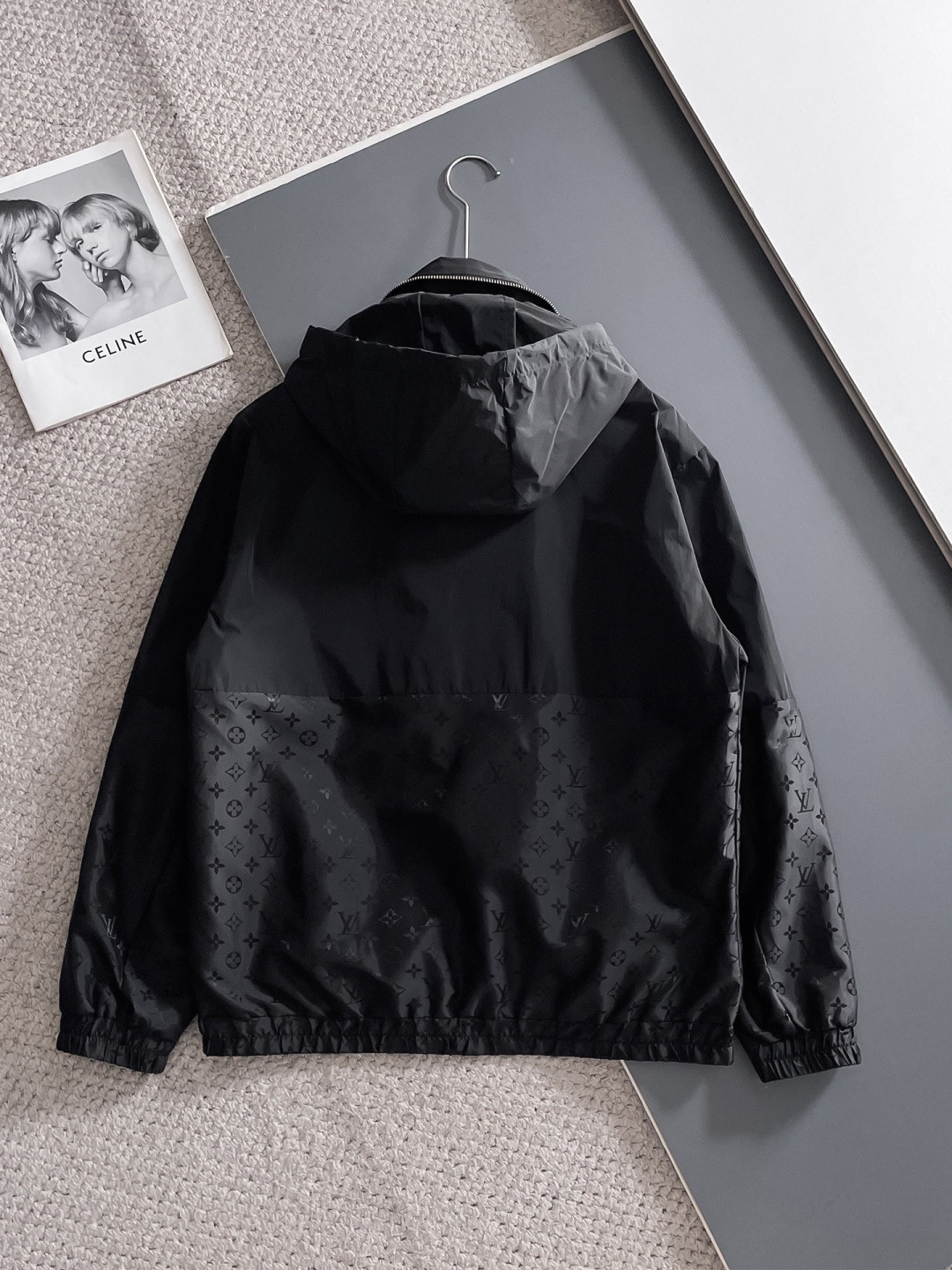 LV 2025秋季新款夹克外套，秀场新品‼品相非常完美，舒适保暖，三标齐全色泽饱满诱人，非常出彩的设计，