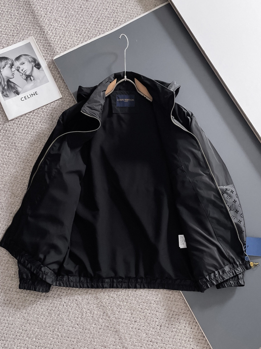 LV 2025秋季新款夹克外套，秀场新品‼品相非常完美，舒适保暖，三标齐全色泽饱满诱人，非常出彩的设计，