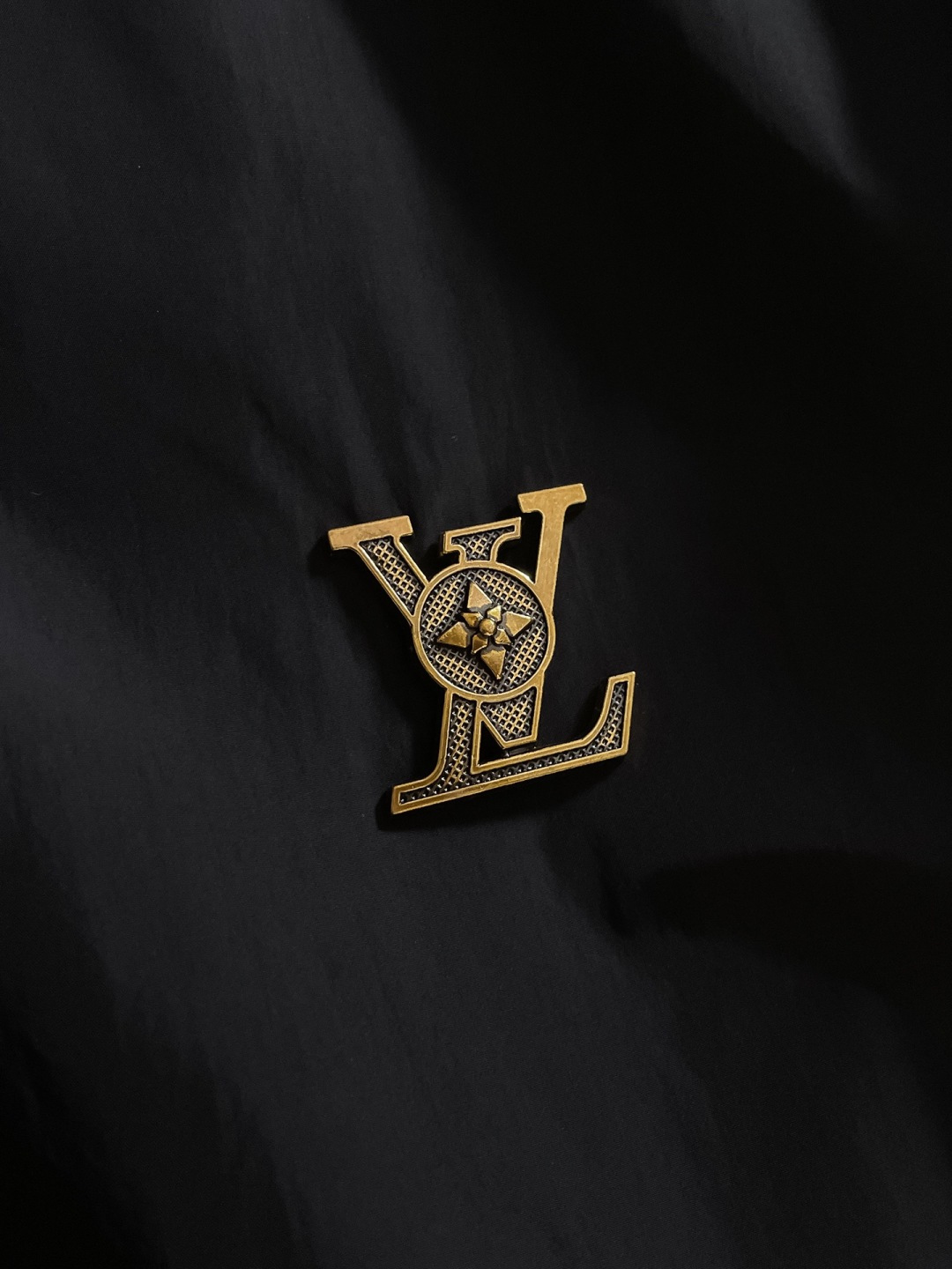 LV 2025秋季新款夹克外套，秀场新品‼品相非常完美，舒适保暖，三标齐全色泽饱满诱人，非常出彩的设计，