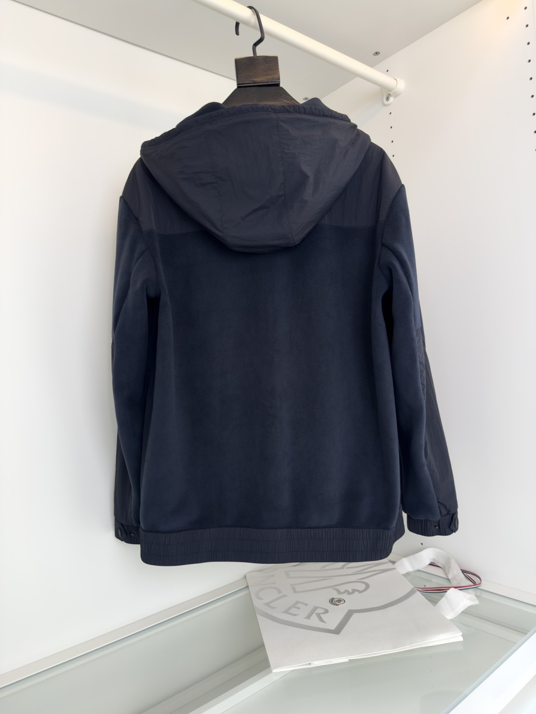 Mo**ler蒙*口 2025秋冬！保暖有型 尼龙拼接摇粒绒联名款休闲外套！休闲连帽款 五金辅料全品相订