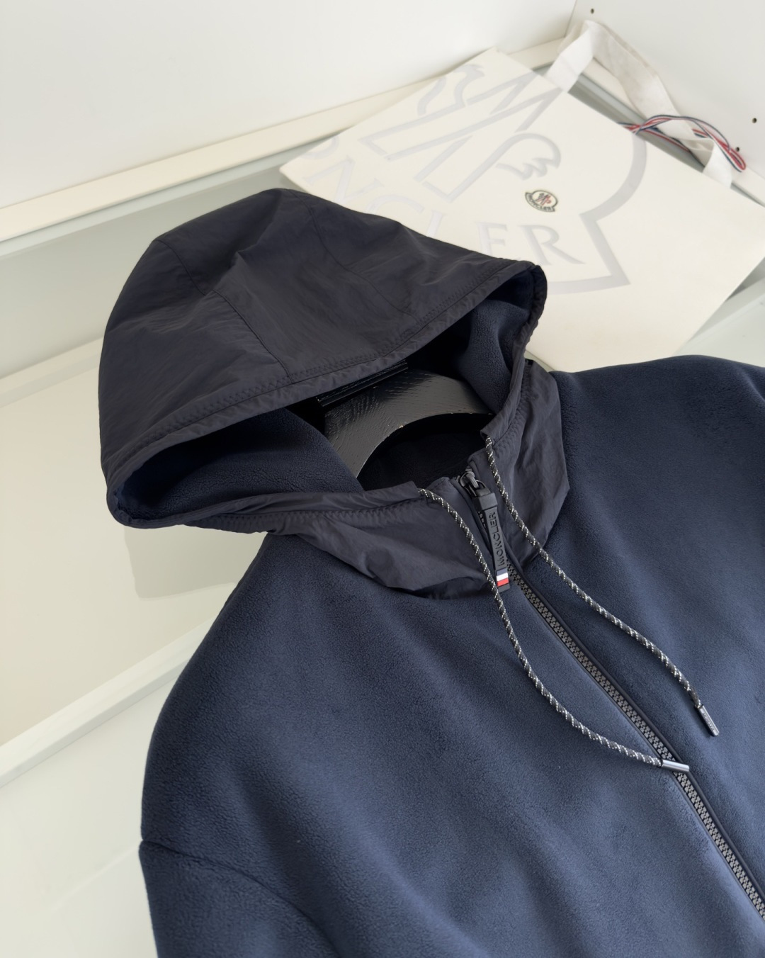 Mo**ler蒙*口 2025秋冬！保暖有型 尼龙拼接摇粒绒联名款休闲外套！休闲连帽款 五金辅料全品相订