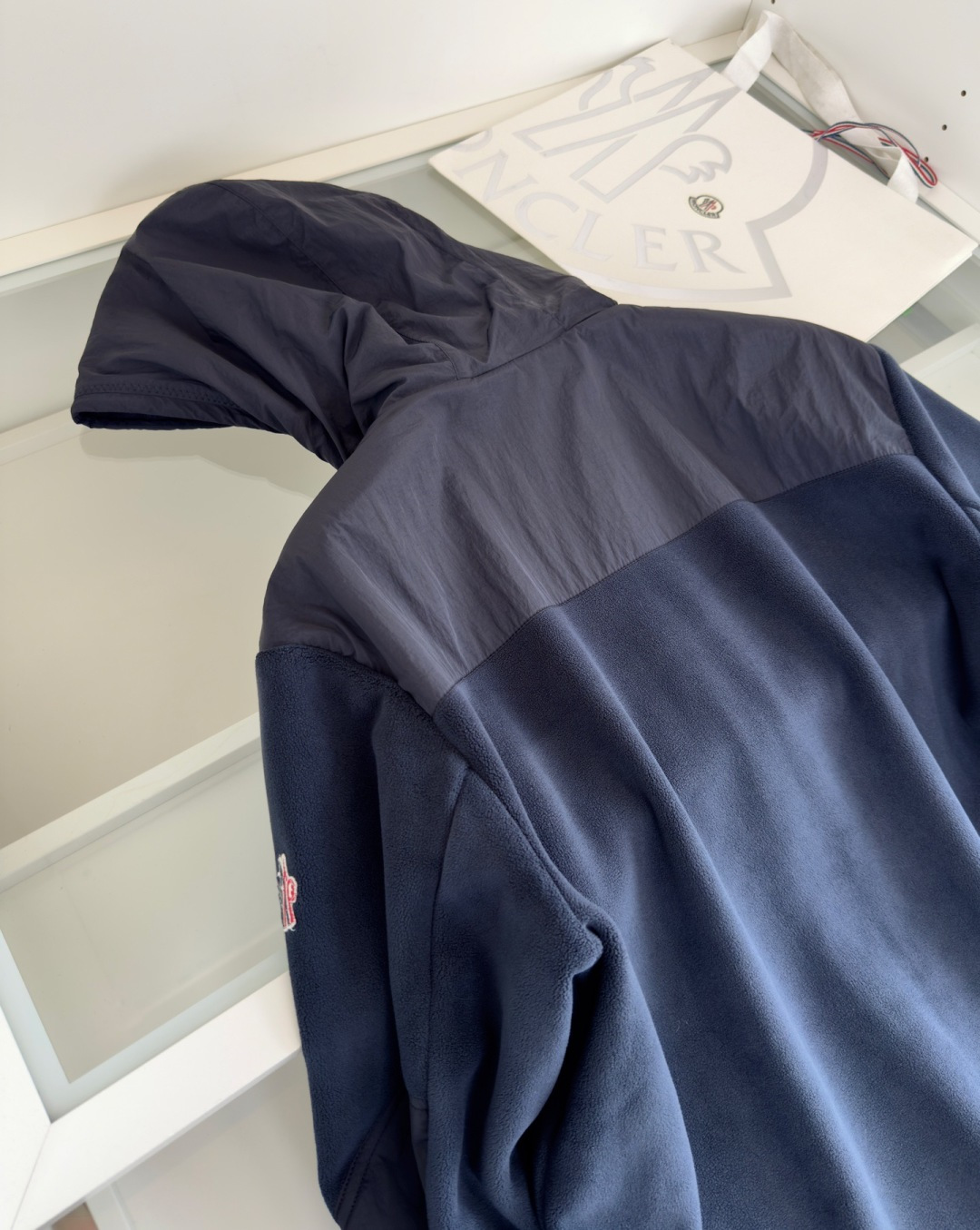 Mo**ler蒙*口 2025秋冬！保暖有型 尼龙拼接摇粒绒联名款休闲外套！休闲连帽款 五金辅料全品相订