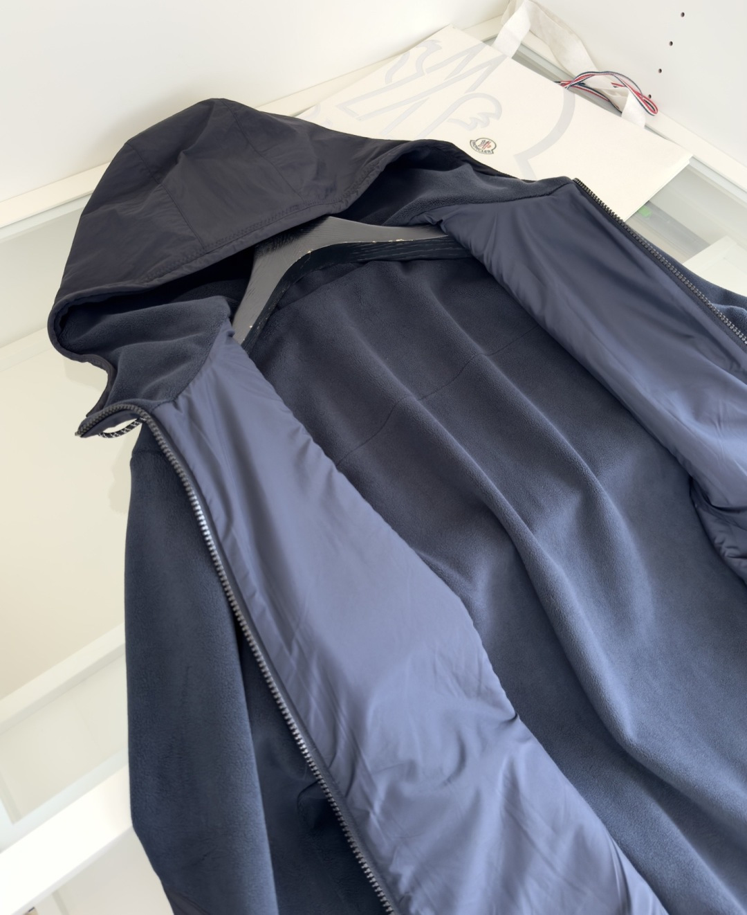 Mo**ler蒙*口 2025秋冬！保暖有型 尼龙拼接摇粒绒联名款休闲外套！休闲连帽款 五金辅料全品相订