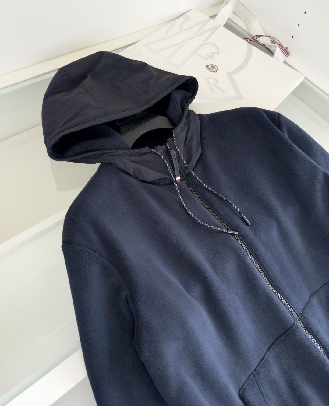 Mo**ler蒙*口 2025秋冬！保暖有型 尼龙拼接摇粒绒联名款休闲外套！休闲连帽款 五金辅料全品相订