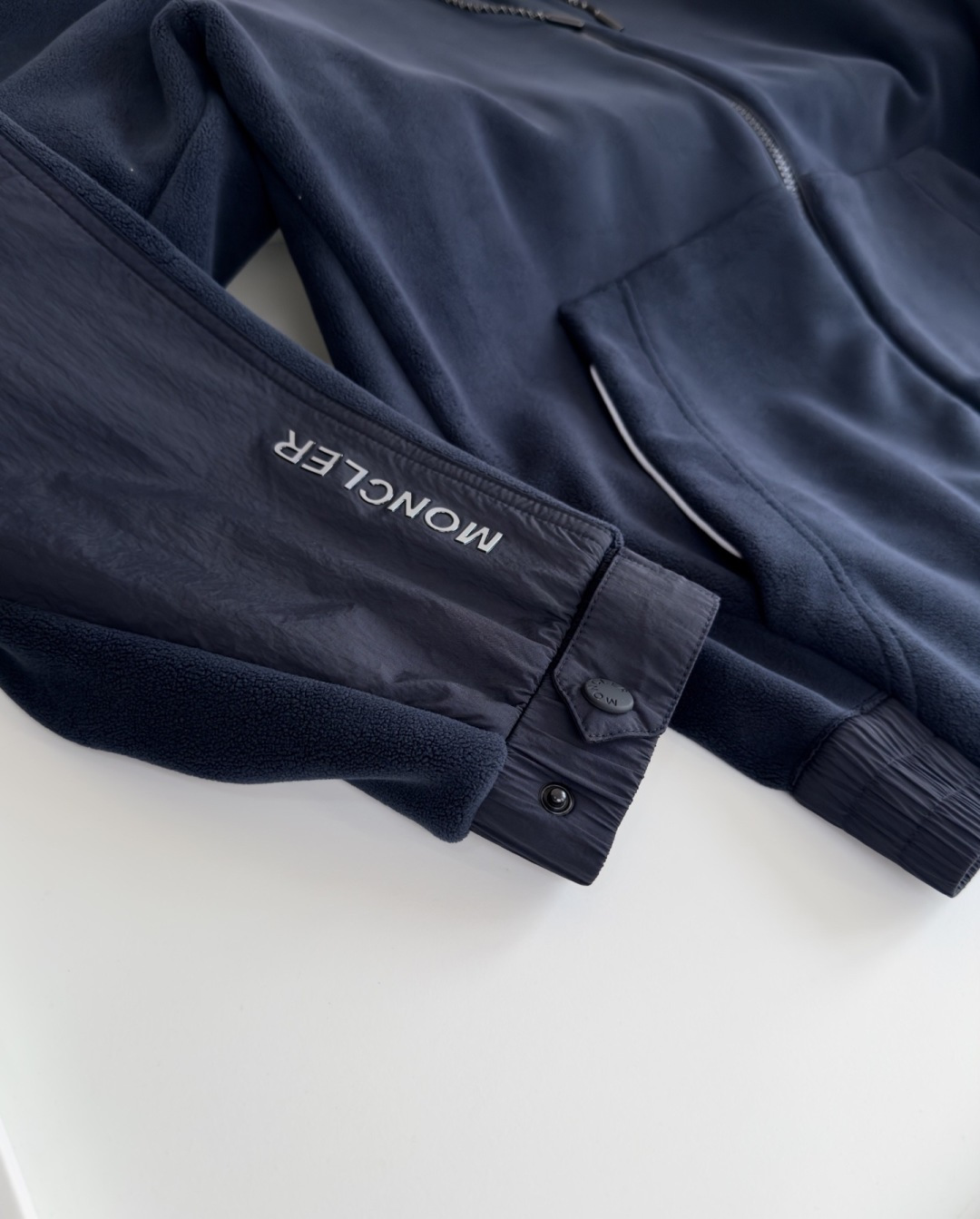 Mo**ler蒙*口 2025秋冬！保暖有型 尼龙拼接摇粒绒联名款休闲外套！休闲连帽款 五金辅料全品相订