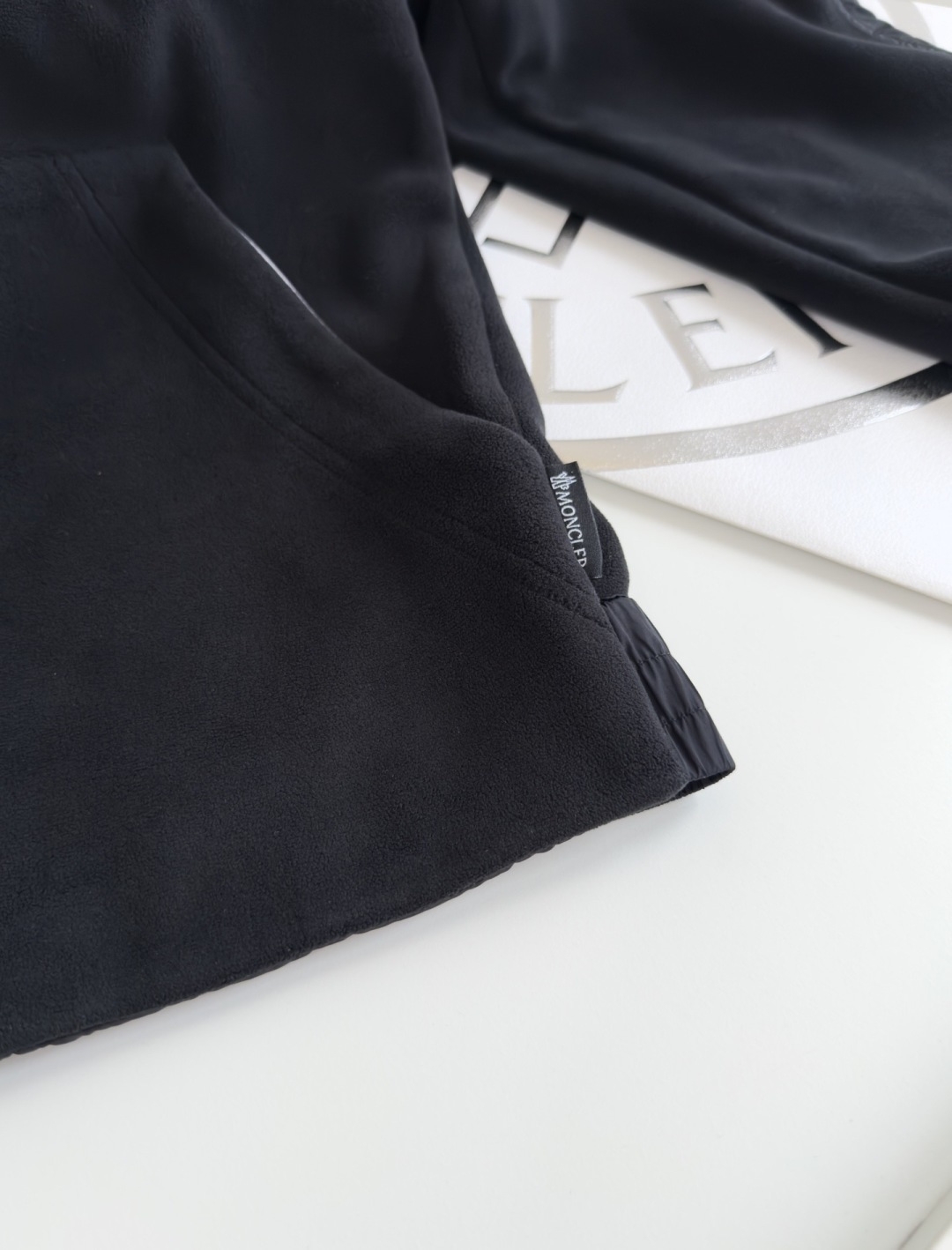 Mo**ler蒙*口 2025秋冬！保暖有型 尼龙拼接摇粒绒联名款休闲外套！休闲连帽款 五金辅料全品相订