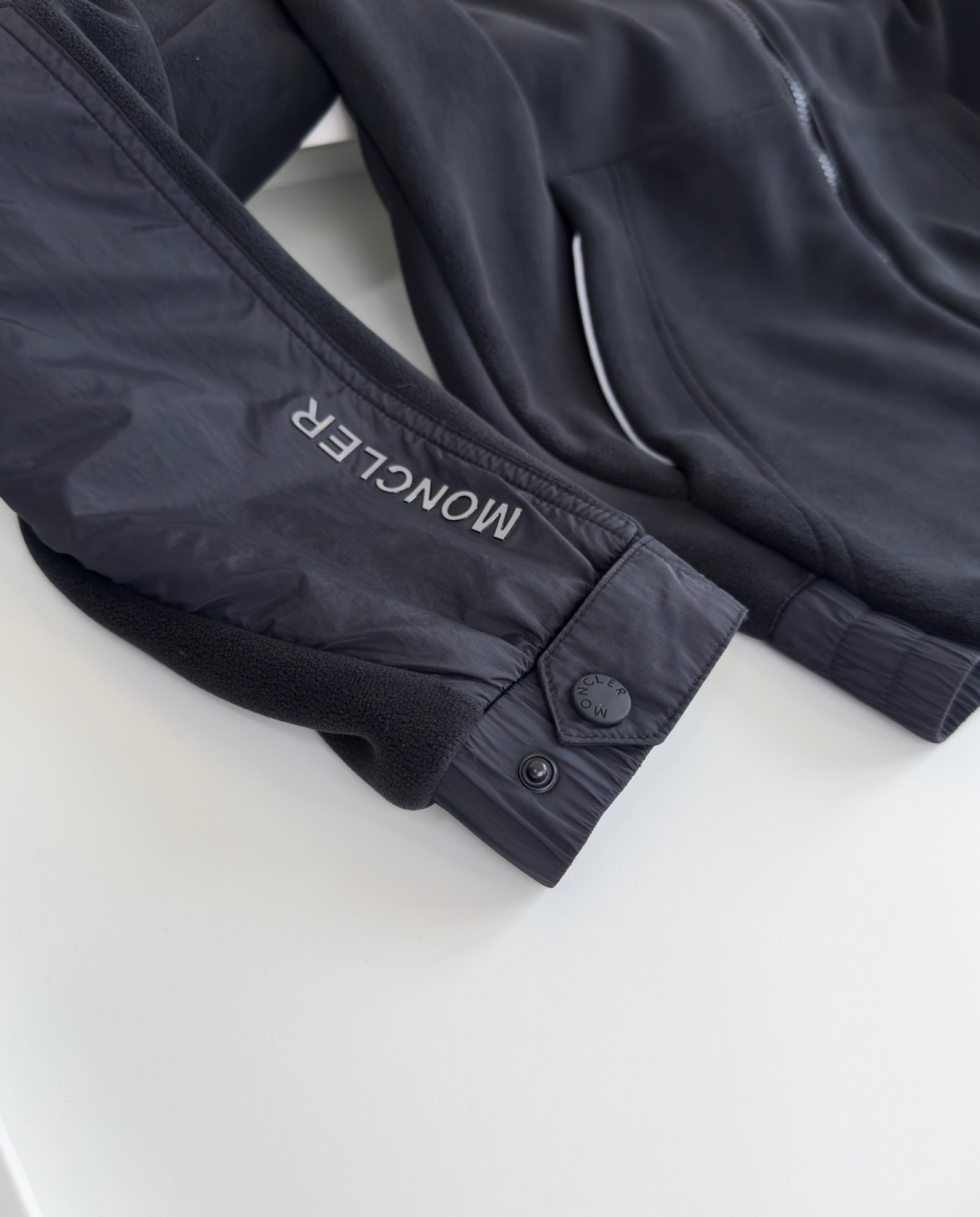 Mo**ler蒙*口 2025秋冬！保暖有型 尼龙拼接摇粒绒联名款休闲外套！休闲连帽款 五金辅料全品相订