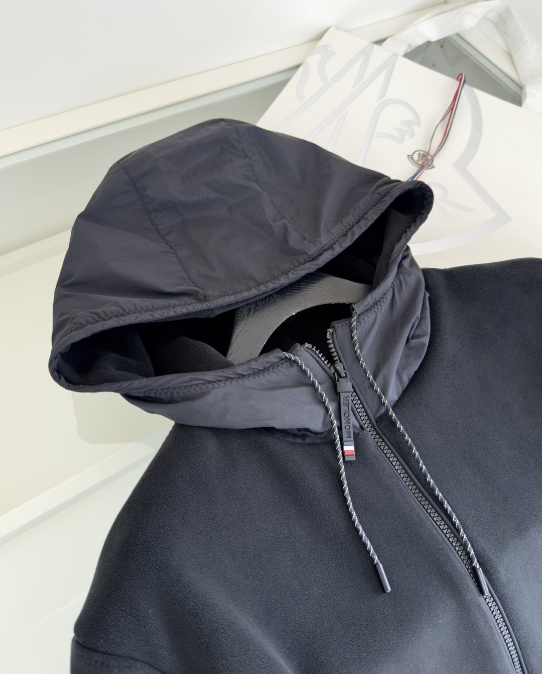 Mo**ler蒙*口 2025秋冬！保暖有型 尼龙拼接摇粒绒联名款休闲外套！休闲连帽款 五金辅料全品相订