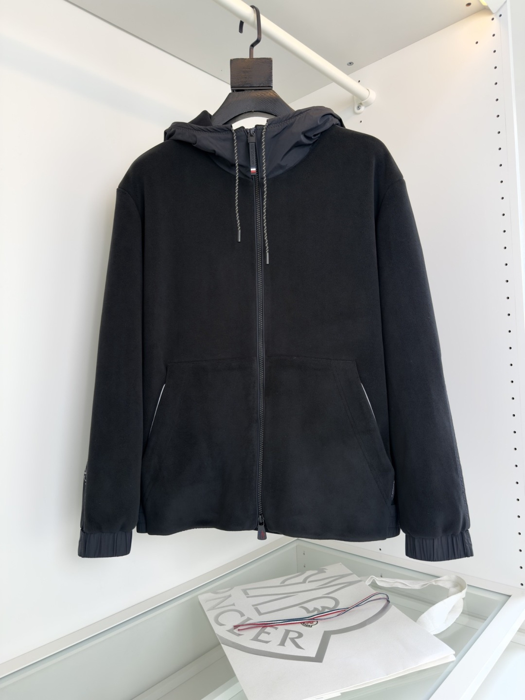 Mo**ler蒙*口 2025秋冬！保暖有型 尼龙拼接摇粒绒联名款休闲外套！休闲连帽款 五金辅料全品相订