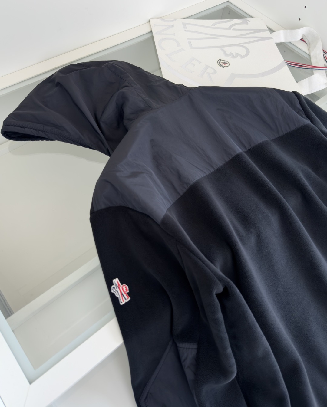 Mo**ler蒙*口 2025秋冬！保暖有型 尼龙拼接摇粒绒联名款休闲外套！休闲连帽款 五金辅料全品相订