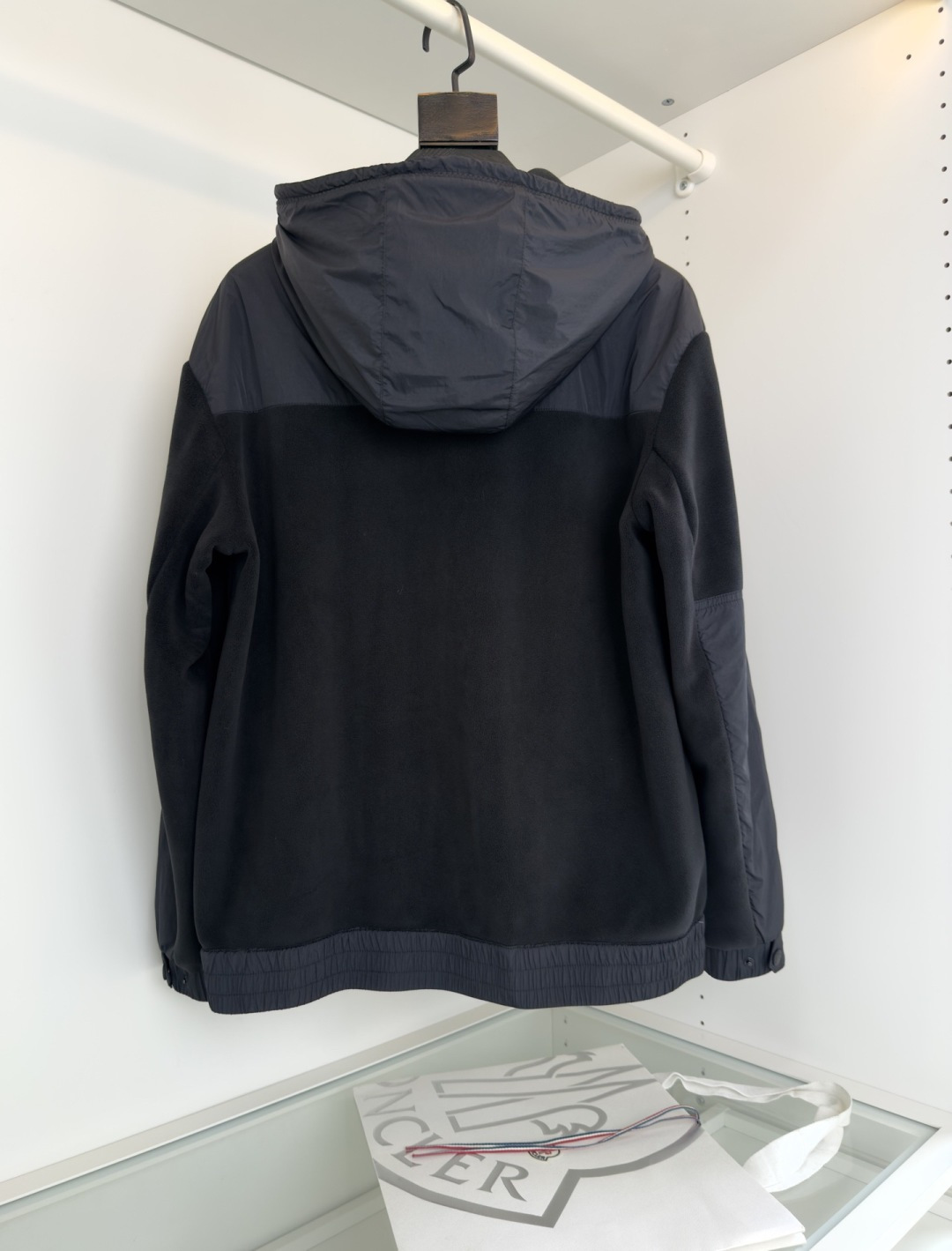 Mo**ler蒙*口 2025秋冬！保暖有型 尼龙拼接摇粒绒联名款休闲外套！休闲连帽款 五金辅料全品相订