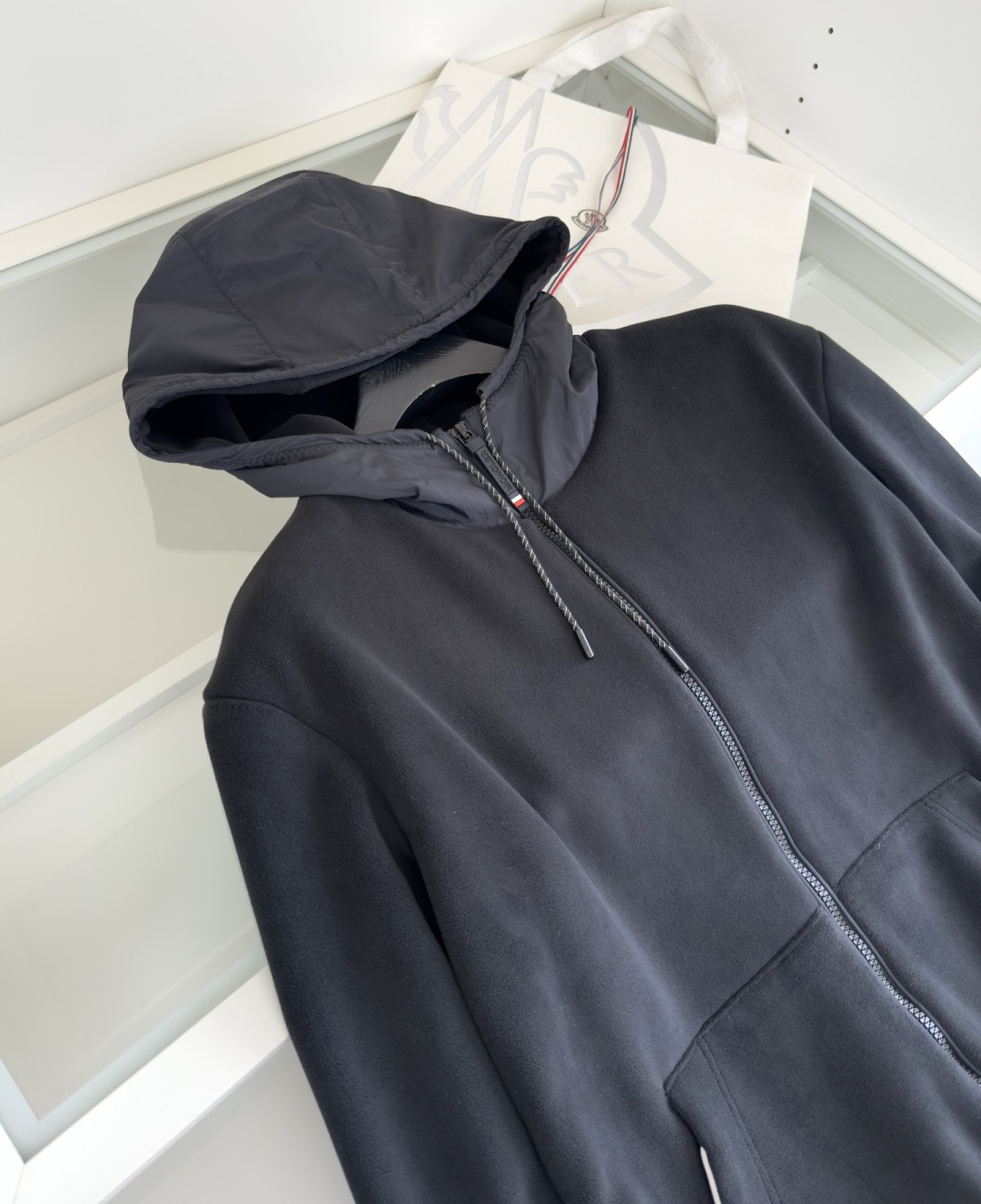 Mo**ler蒙*口 2025秋冬！保暖有型 尼龙拼接摇粒绒联名款休闲外套！休闲连帽款 五金辅料全品相订