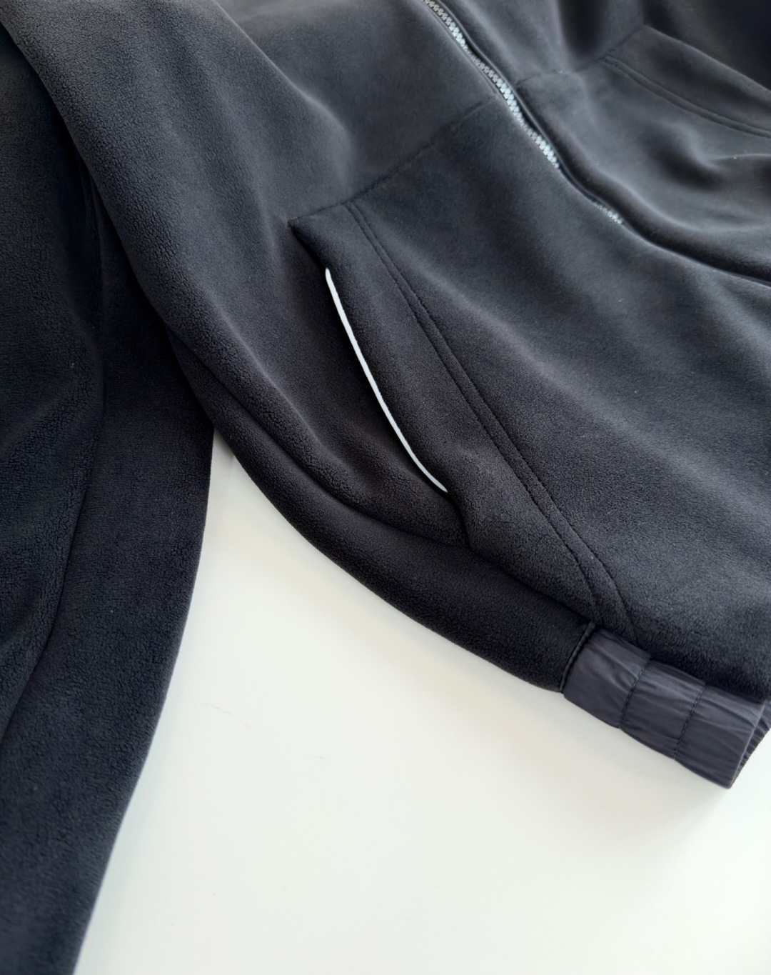 Mo**ler蒙*口 2025秋冬！保暖有型 尼龙拼接摇粒绒联名款休闲外套！休闲连帽款 五金辅料全品相订