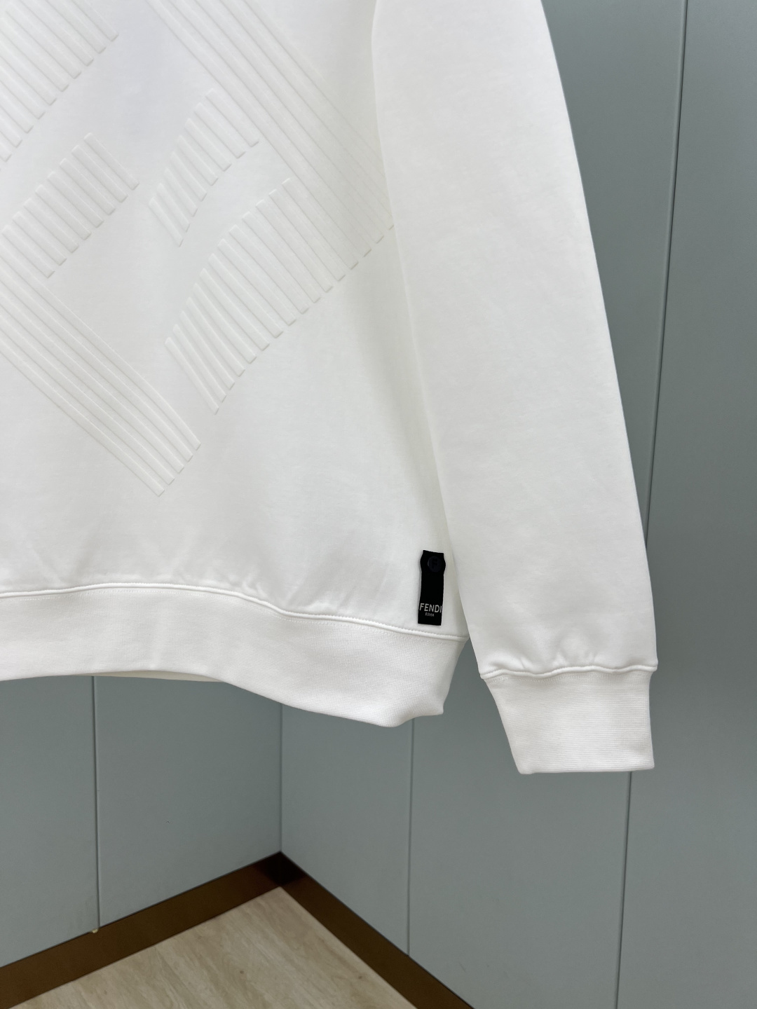 Fendi.芬迪 25秋冬新品植绒FF标识针织圆领卫衣，正面植绒印花点缀焕新品牌标识设计，创意重释品牌标