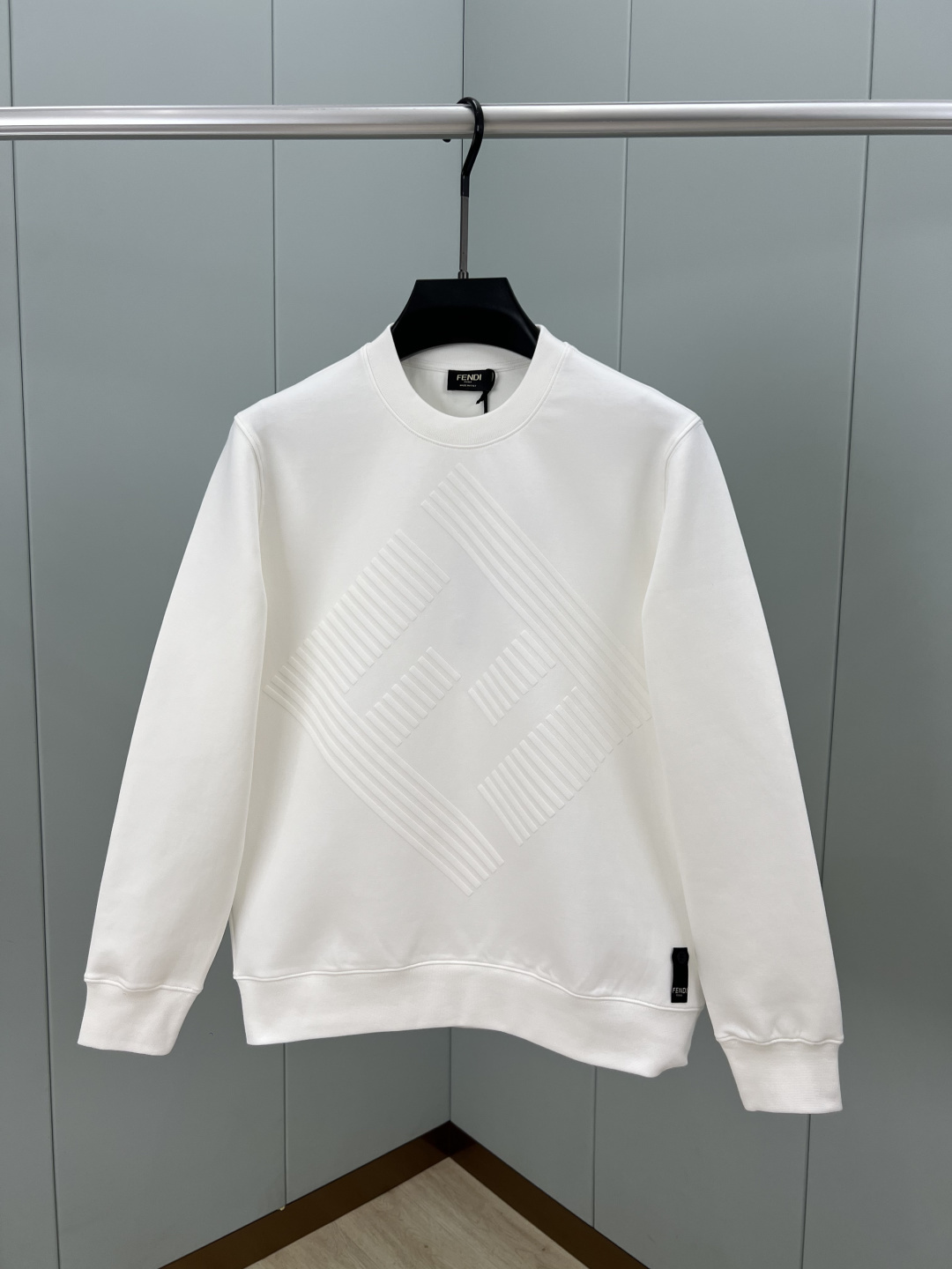 Fendi.芬迪 25秋冬新品植绒FF标识针织圆领卫衣，正面植绒印花点缀焕新品牌标识设计，创意重释品牌标