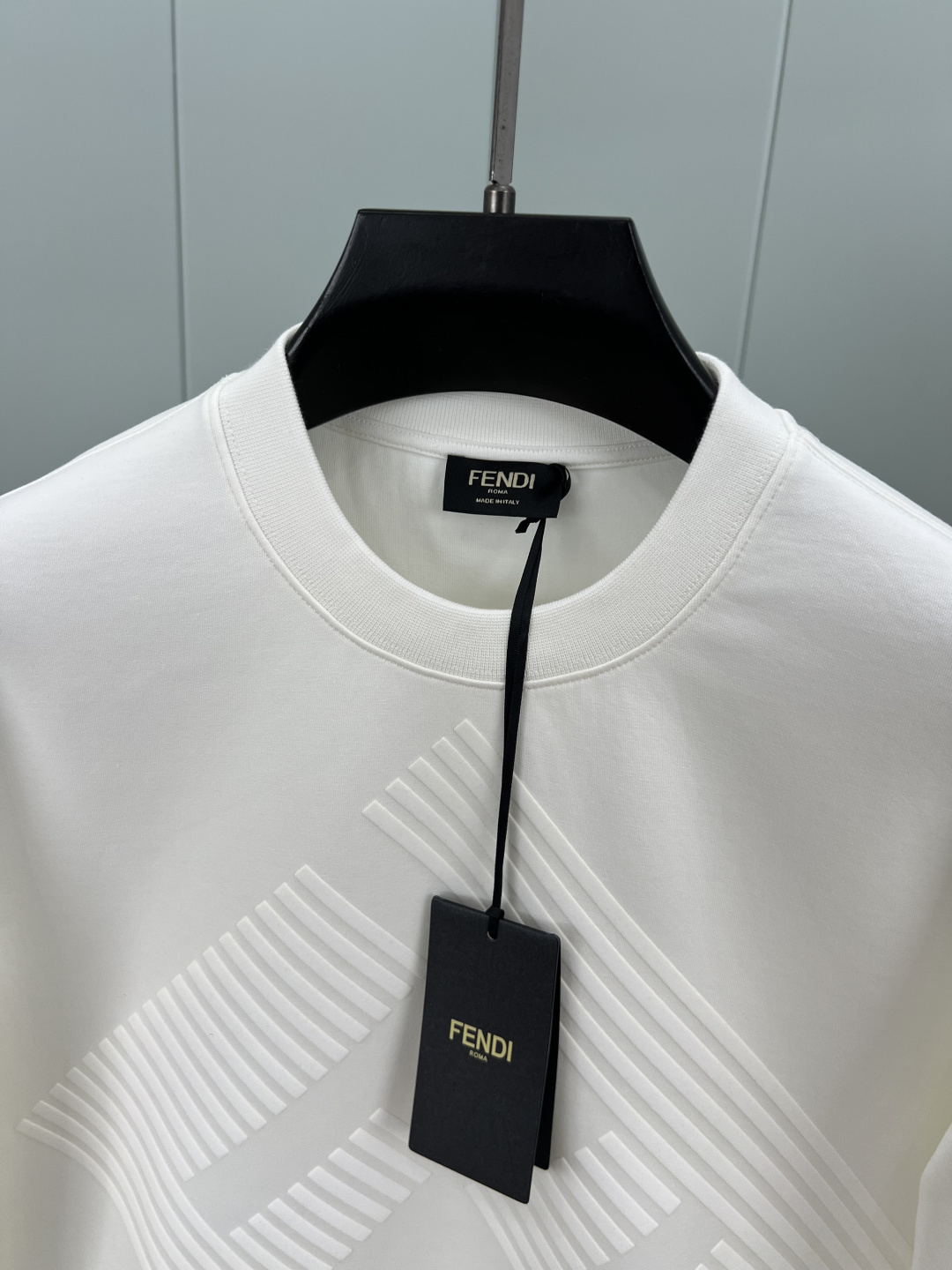 Fendi.芬迪 25秋冬新品植绒FF标识针织圆领卫衣，正面植绒印花点缀焕新品牌标识设计，创意重释品牌标