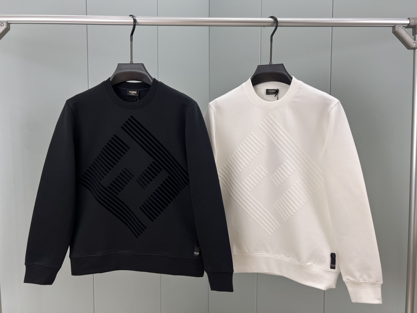 Fendi.芬迪 25秋冬新品植绒FF标识针织圆领卫衣，正面植绒印花点缀焕新品牌标识设计，创意重释品牌标