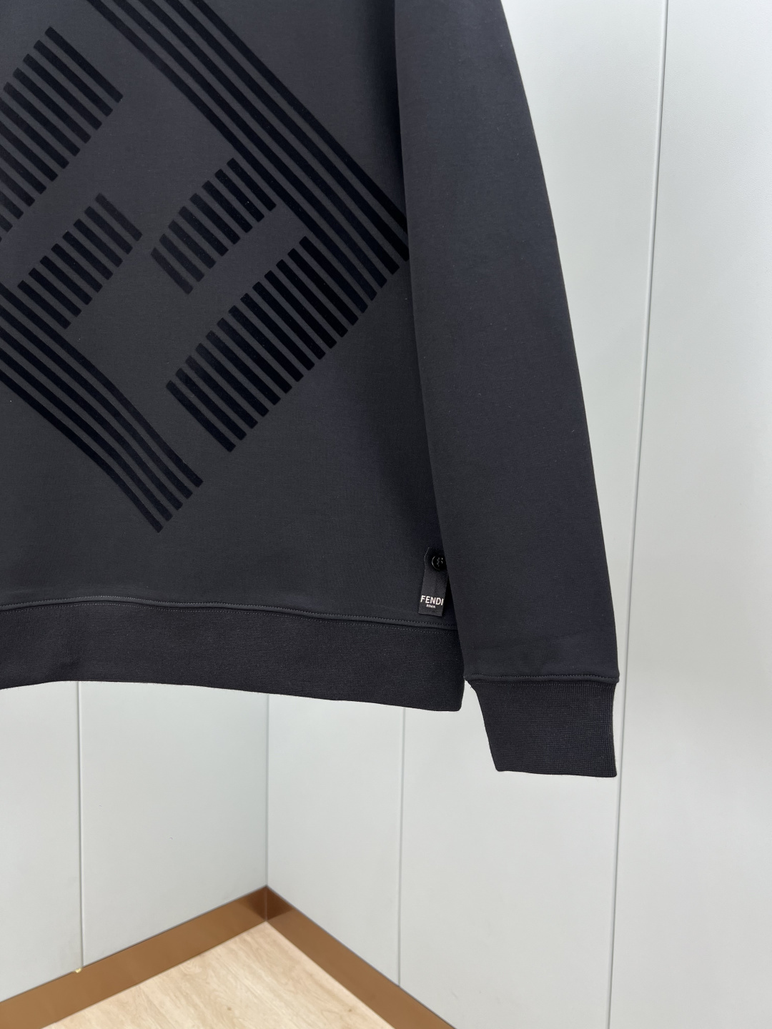 Fendi.芬迪 25秋冬新品植绒FF标识针织圆领卫衣，正面植绒印花点缀焕新品牌标识设计，创意重释品牌标