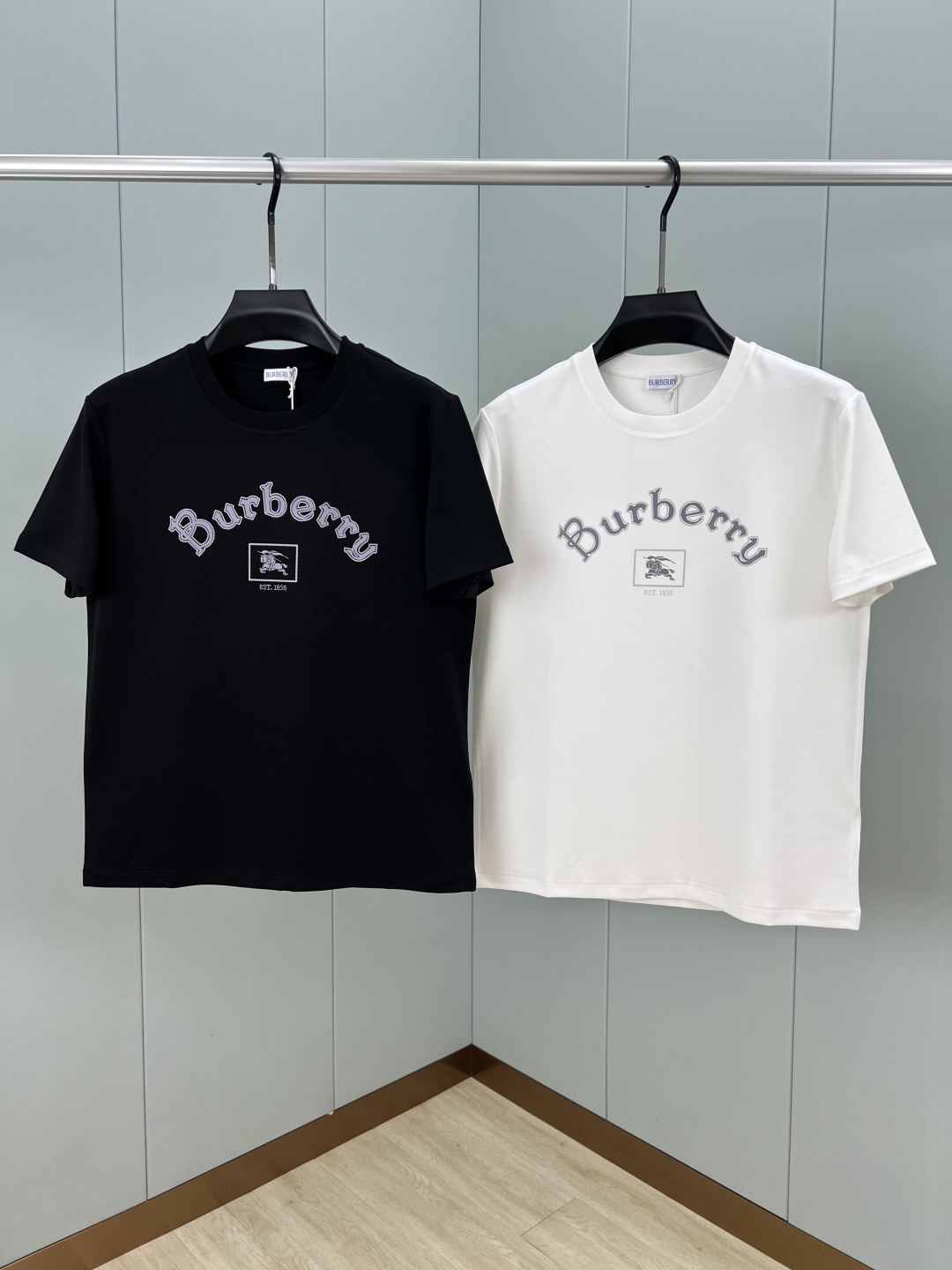 Burberry.巴宝莉 25秋冬新品字母战马印花标识短袖T恤，正面饰以品牌字母&战马印花logo提升品