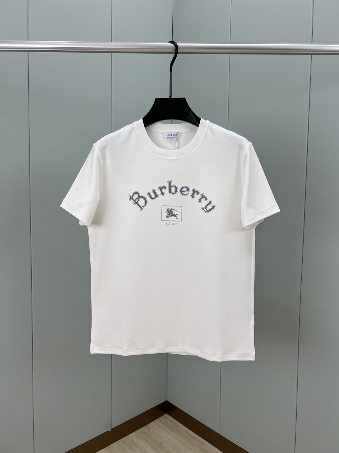 Burberry.巴宝莉 25秋冬新品字母战马印花标识短袖T恤，正面饰以品牌字母&战马印花logo提升品