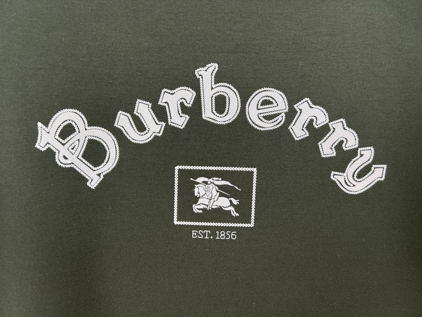 Burberry.巴宝莉 25秋冬新品字母战马印花标识短袖T恤，正面饰以品牌字母&战马印花logo提升品