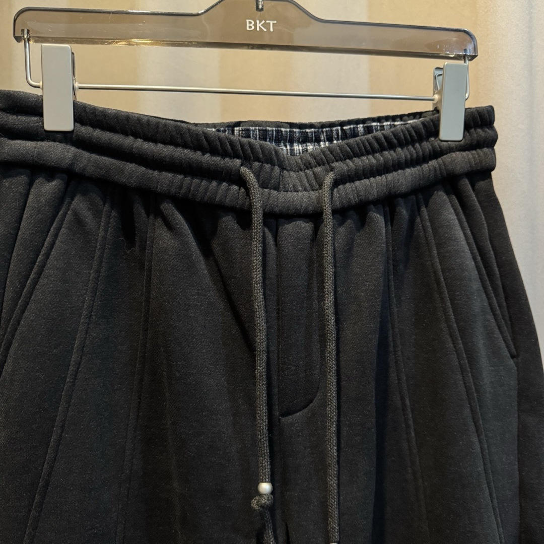 BV🌟秋冬新款设计感潮流休闲裤🆕采用优质面料，具有质感，松紧腰带设计，超级时尚洋气！码数：M-3XL 男