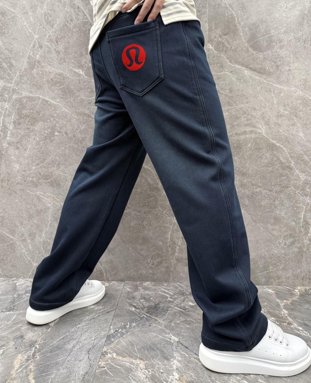 Lulu🌈🌈新款加绒休闲裤，采用高定加绒面料，手感柔软舒适，亲肤透气。后口袋采用logo点缀，五金效果拉