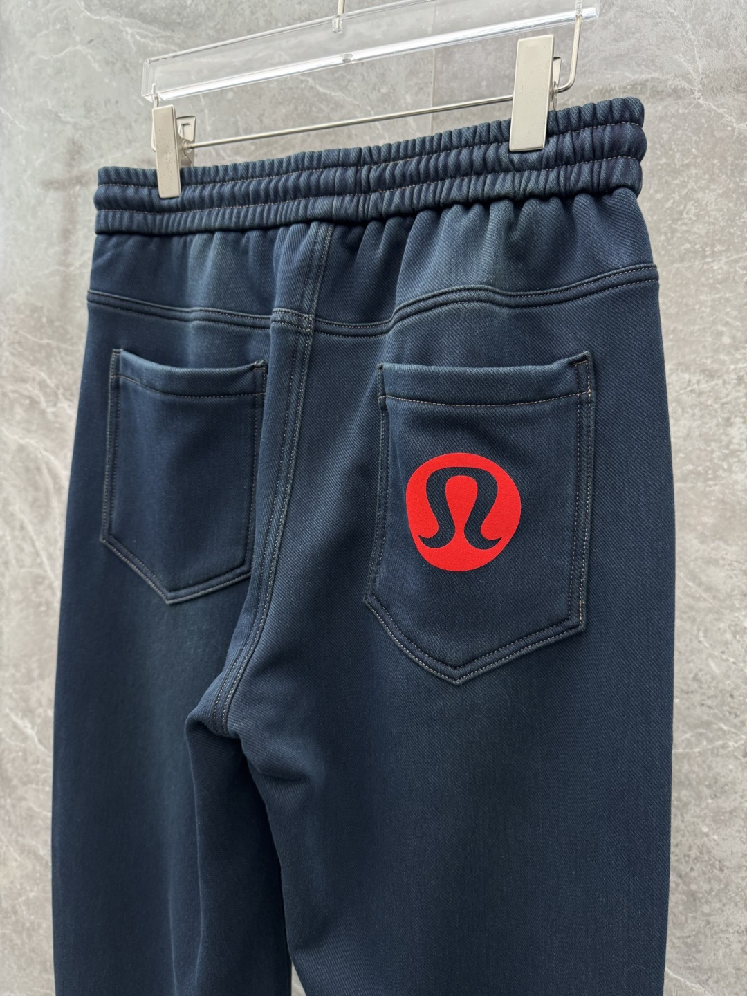 Lulu🌈🌈新款加绒休闲裤，采用高定加绒面料，手感柔软舒适，亲肤透气。后口袋采用logo点缀，五金效果拉