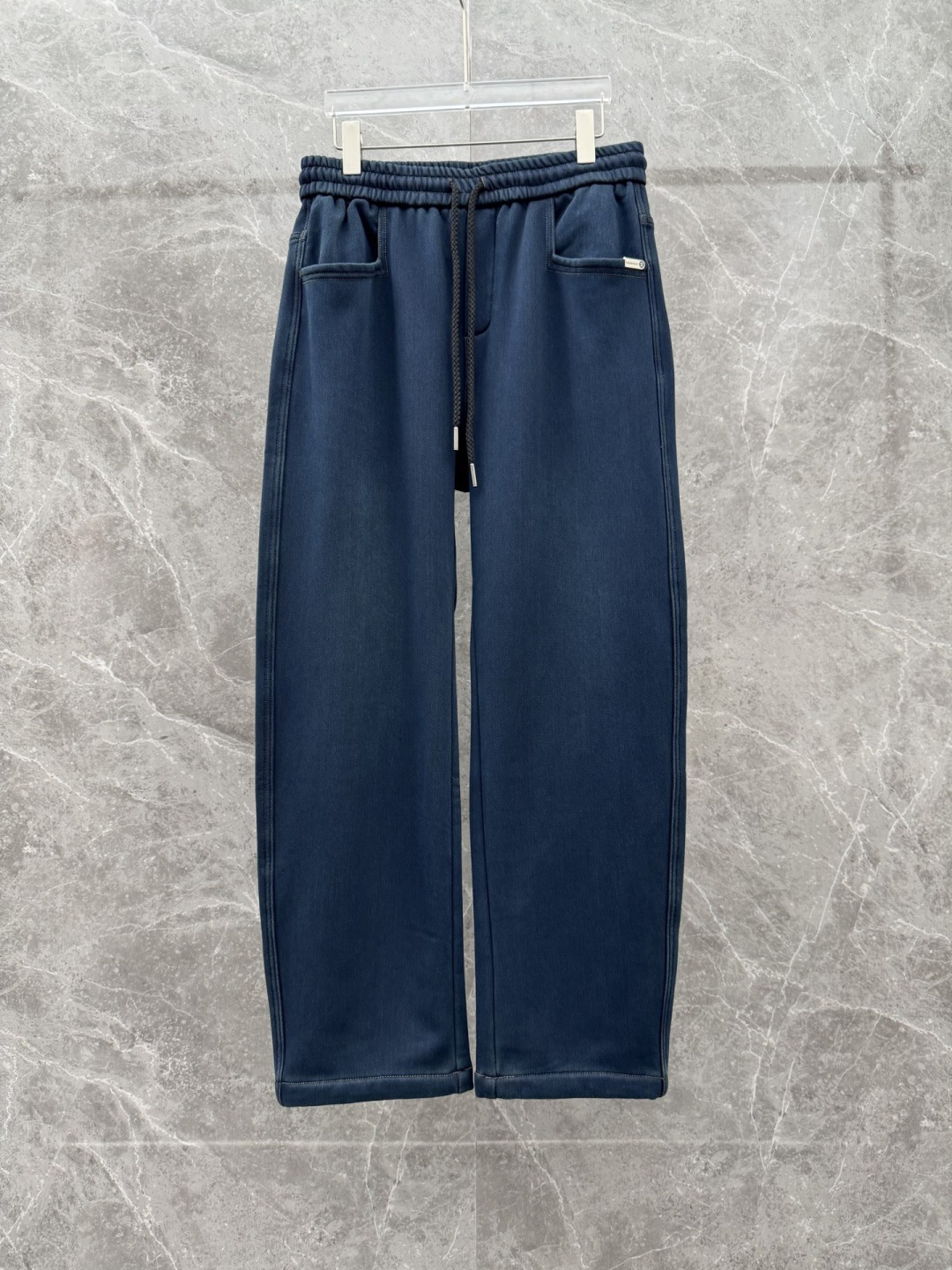 Lulu🌈🌈新款加绒休闲裤，采用高定加绒面料，手感柔软舒适，亲肤透气。后口袋采用logo点缀，五金效果拉