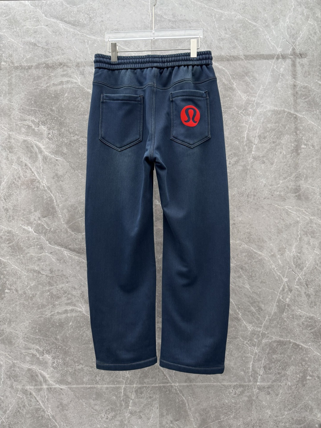 Lulu🌈🌈新款加绒休闲裤，采用高定加绒面料，手感柔软舒适，亲肤透气。后口袋采用logo点缀，五金效果拉