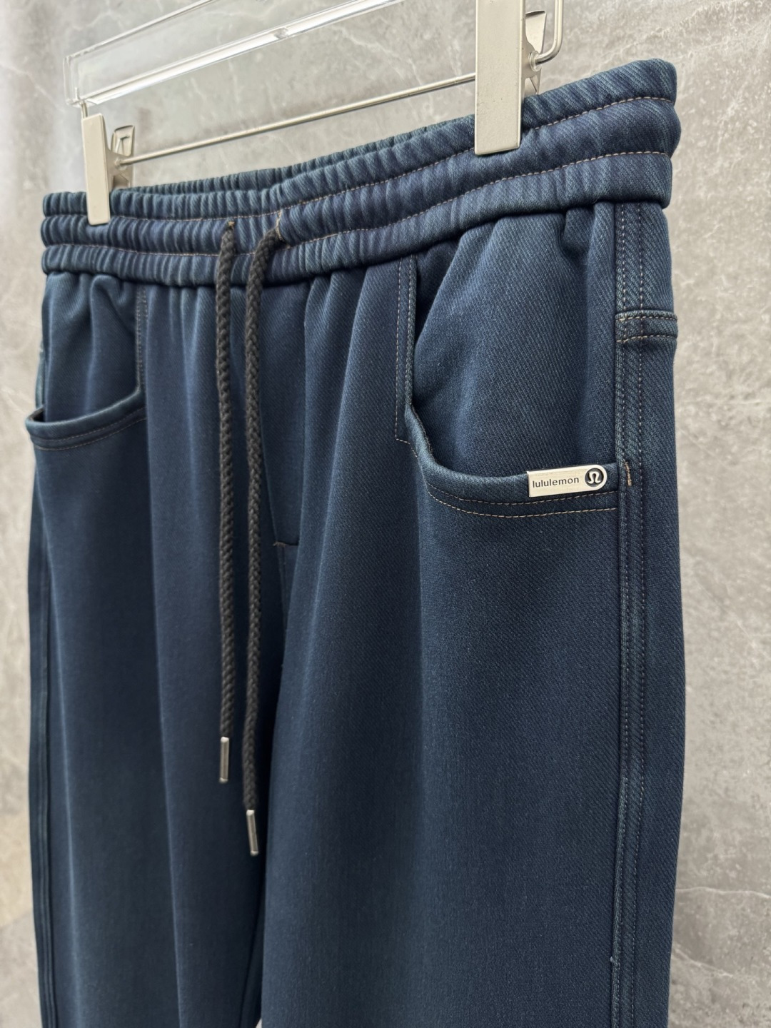 Lulu🌈🌈新款加绒休闲裤，采用高定加绒面料，手感柔软舒适，亲肤透气。后口袋采用logo点缀，五金效果拉