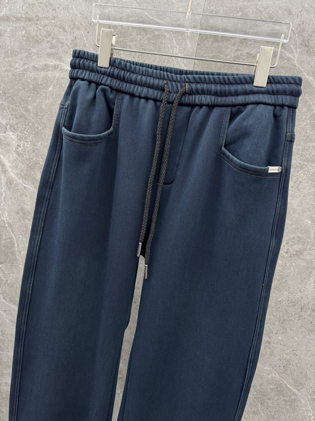 Lulu🌈🌈新款加绒休闲裤，采用高定加绒面料，手感柔软舒适，亲肤透气。后口袋采用logo点缀，五金效果拉