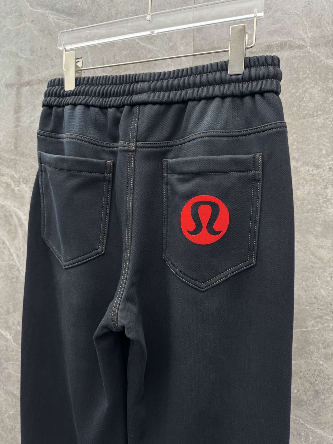 Lulu🌈🌈新款加绒休闲裤，采用高定加绒面料，手感柔软舒适，亲肤透气。后口袋采用logo点缀，五金效果拉