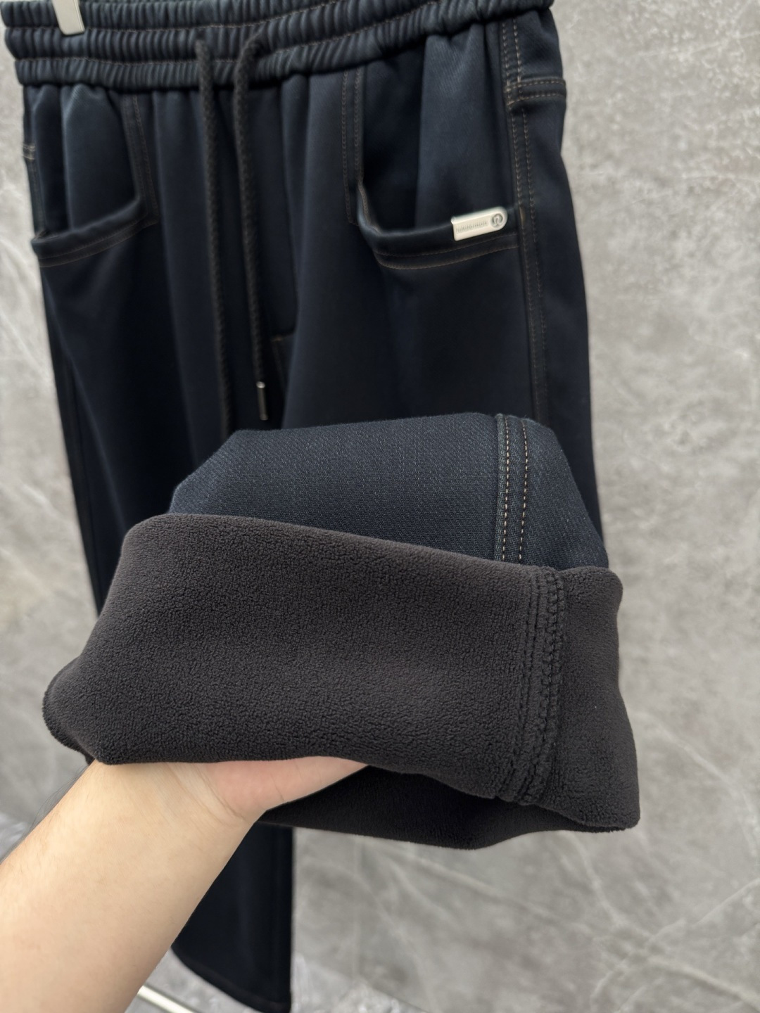 Lulu🌈🌈新款加绒休闲裤，采用高定加绒面料，手感柔软舒适，亲肤透气。后口袋采用logo点缀，五金效果拉